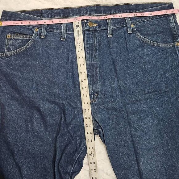Wrangler 46 x 32 Regular Fit Medium Wash Jeans - Picture 4 of 6